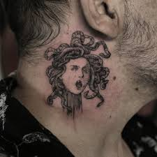 tatuajes de medusa en el cuello o laoreja tatuajes de medusa en el cuello